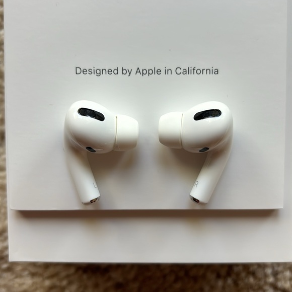 Apple AirPods Pro with Wireless Charging Case (1st Generation) - Picture 11 of 16